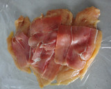 Foto del paso 1 de la receta: Pechuga de pollo rellena de jamón, queso y tortilla en salsa de vino y cebolla