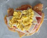 Foto del paso 3 de la receta: Pechuga de pollo rellena de jamón, queso y tortilla en salsa de vino y cebolla