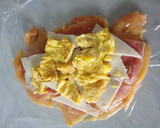 Foto del paso 3 de la receta: Pechuga de pollo rellena de jamón, queso y tortilla en salsa de vino y cebolla