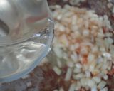 Foto del paso 8 de la receta: Pechuga de pollo rellena de jamón, queso y tortilla en salsa de vino y cebolla