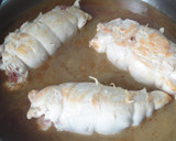 Foto del paso 9 de la receta: Pechuga de pollo rellena de jamón, queso y tortilla en salsa de vino y cebolla