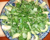 Foto del paso 3 de la receta: Ensalada de canónigos con aguacate y nueces