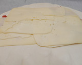 Foto del paso 2 de la receta: Hojaldre de queso, jamón york y tomate