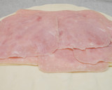 Foto del paso 3 de la receta: Hojaldre de queso, jamón york y tomate