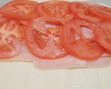 Foto del paso 4 de la receta: Hojaldre de queso, jamón york y tomate