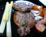 Foto del paso 5 de la receta: Solomillo a la plancha con tomate y espárragos