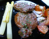 Foto del paso 5 de la receta: Solomillo a la plancha con tomate y espárragos