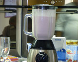 Foto del paso 2 de la receta: Batido de helado de fresa con nata