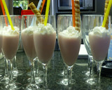 Foto del paso 3 de la receta: Batido de helado de fresa con nata