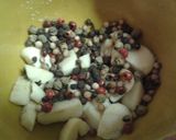 Foto del paso 2 de la receta: Codillo en salmuera con costra picante