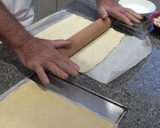 Foto del paso 3 de la receta: Coca de hojaldre rellena de crema pastelera