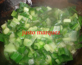 Foto del paso 1 de la receta: Tortilla de cebollas tiernas