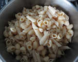 Foto del paso 1 de la receta: Ensalada de pasta y pollo con aliño de yogur