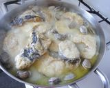 Foto del paso 5 de la receta: Merluza con gambas y almejas fácil