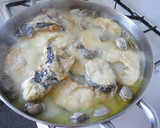 Foto del paso 5 de la receta: Merluza con gambas y almejas fácil