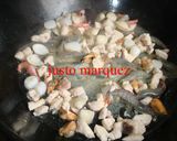 Foto del paso 2 de la receta: Paella de marisco y carne