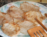 Foto del paso 2 de la receta: Filetes de solomillo de cerdo con salsa de cebolla al vino