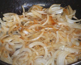 Foto del paso 4 de la receta: Filetes de solomillo de cerdo con salsa de cebolla al vino