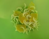 Foto del paso 1 de la receta: Aceitunas con queso mahonés y menta