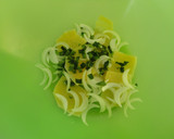 Foto del paso 2 de la receta: Aceitunas con queso mahonés y menta
