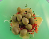 Foto del paso 4 de la receta: Aceitunas con queso mahonés y menta