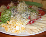 Foto del paso 7 de la receta: Ensalada de arroz con atún, espárragos y brotes de alfalfa