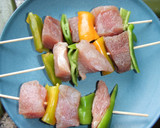 Foto del paso 4 de la receta: Brochetas de atún con mayonesa suave de ajo