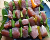 Foto del paso 5 de la receta: Brochetas de atún con mayonesa suave de ajo