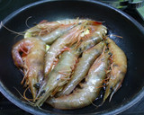 Foto del paso 1 de la receta: Tapa en cazuelita de langostino con sofrito