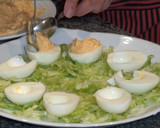Foto del paso 8 de la receta: Huevos rellenos con mayonesa y ketchup