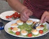 Foto del paso 10 de la receta: Huevos rellenos con mayonesa y ketchup