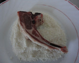 Foto del paso 2 de la receta: Chuletitas de cordero empanadas al queso