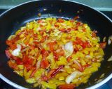 Foto del paso 2 de la receta: Tortilla francesa rellena de pimiento rojo y amarillo