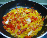 Foto del paso 2 de la receta: Tortilla francesa rellena de pimiento rojo y amarillo