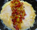 Foto del paso 5 de la receta: Tortilla francesa rellena de pimiento rojo y amarillo