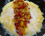 Foto del paso 5 de la receta: Tortilla francesa rellena de pimiento rojo y amarillo