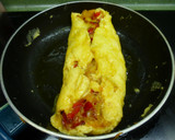 Foto del paso 6 de la receta: Tortilla francesa rellena de pimiento rojo y amarillo