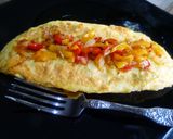 Foto del paso 7 de la receta: Tortilla francesa rellena de pimiento rojo y amarillo