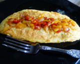 Foto del paso 7 de la receta: Tortilla francesa rellena de pimiento rojo y amarillo