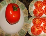 Foto del paso 1 de la receta: Ensalada de tomate con anchoas, queso y aceitunas