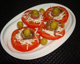 Foto del paso 3 de la receta: Ensalada de tomate con anchoas, queso y aceitunas
