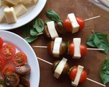 Foto del paso 4 de la receta: Brochetas de tomates minis con queso fresco y aliño de lavanda