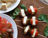 Foto del paso 4 de la receta: Brochetas de tomates minis con queso fresco y aliño de lavanda