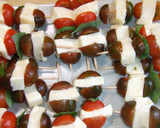 Foto del paso 5 de la receta: Brochetas de tomates minis con queso fresco y aliño de lavanda