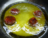 Foto del paso 3 de la receta: Huevo frito de dos yemas con chorizo