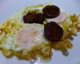 Foto del paso 4 de la receta: Huevo frito de dos yemas con chorizo