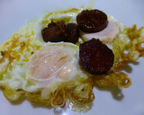 Foto del paso 4 de la receta: Huevo frito de dos yemas con chorizo