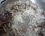 Foto del paso 2 de la receta: Arroz con secreto y gambas