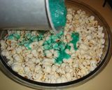 Foto del paso 4 de la receta: Pochoclos albicelestes
