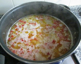 Foto del paso 3 de la receta: Arroz blanco con salchichas en salsa de tomate
